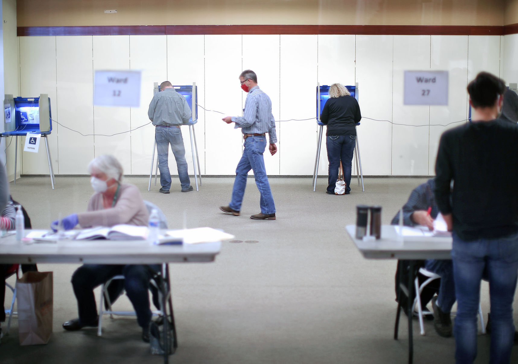 JVG_201103_POLLS13_AW
